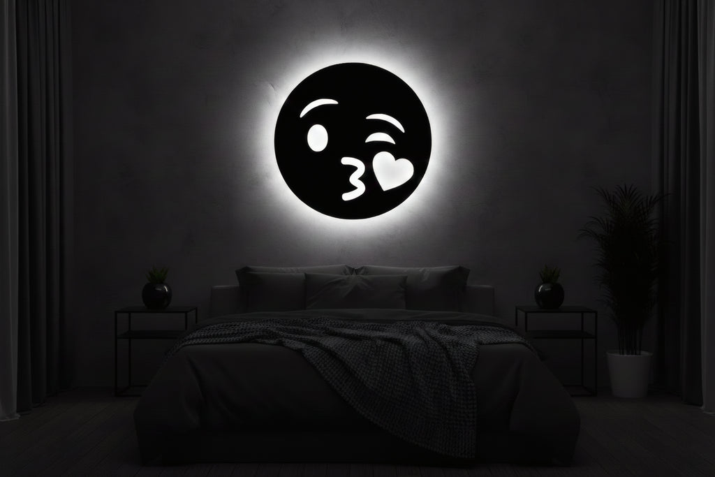 Romantyczna drewniana dekoracja ścienna Emoji z Serduszkiem (ręcznie wykonana) + opcja LED